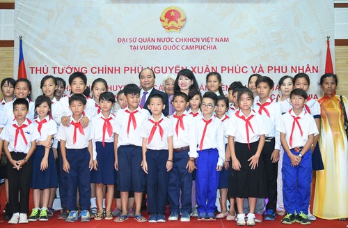 Prime Minister meets overseas Vietnamese in Cambodia - ảnh 2